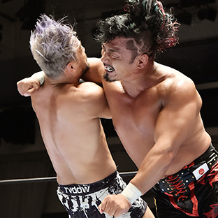 G1クライマックス 鷹木信悟vsKENTA KENTA(左)を攻める鷹木信悟(右)