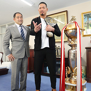 殊勲賞ジェイク・リー、全日本プロレス社長の福田剛紀氏(左) 場所=全日本事務所、カメラ=川出剛