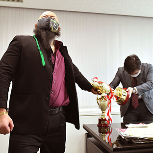 表彰されるグレート-O-カーン(左)