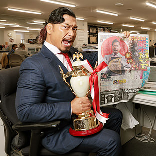 編集局長の机に座る鷹木信悟