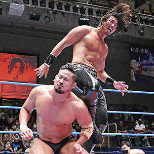 三冠ヘビー級王座戦 ジェイク・リー×芦野祥太郎 芦野祥太郎(左)を攻めるジェイク・リー(右)