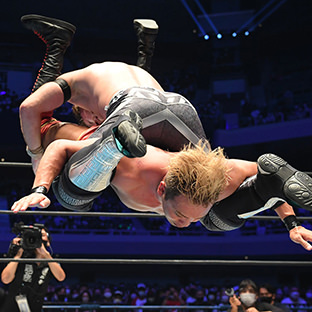 オカダ・カズチカ（右）にスタイルズクラッシュをきめるウィル・オスプレイ