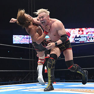 オカダ・カズチカ対内藤哲也　レインメーカーで内藤を下すオカダ