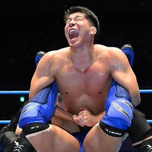 デビュー戦で永田裕志に逆エビ固めをきめる安齊勇馬