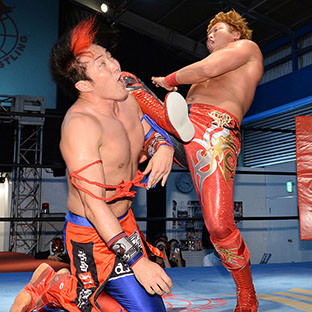 ヨシタツ（左）にブラックアウトを見舞う宮原健斗