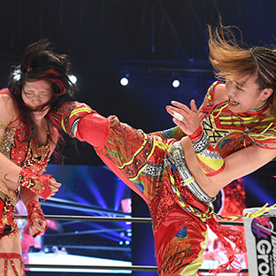 林下詩美（左）にハイキックをたたきこむ朱里