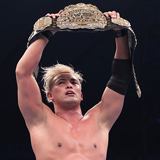 ＩＷＧＰヘビー級ベルトを掲げるオカダ・カズチカ