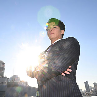 新人賞を受賞した安齊勇馬