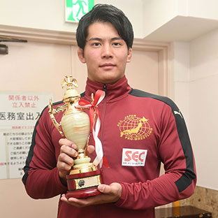 新人賞を受賞した安齊勇馬