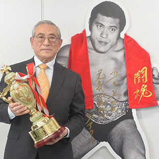 プロレス大賞授与式　栄誉賞　アントニオ猪木　代理で受け取った弟の猪木啓介さん