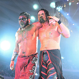 2人で退場した中邑真輔(右)とグレート・ムタ