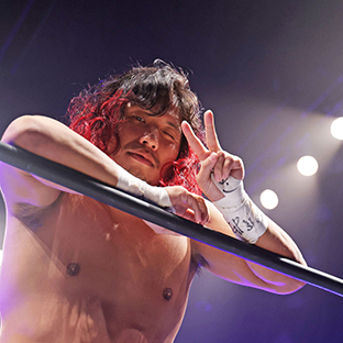 ピースする高橋ヒロム