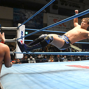 宮原健斗にキックする青柳優馬