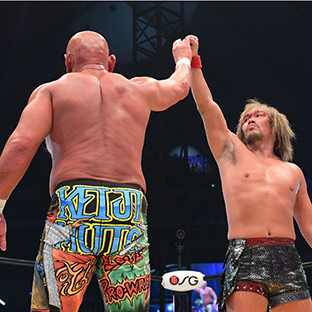 健闘をたたえ合う内藤哲也(右)と武藤敬司