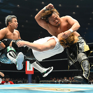 高橋裕二郎(中)に消灯をきめる後藤洋央紀(右)とYOSHI-HASHI