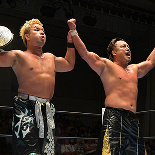 勝利したYOSHI-HASHI(左)と後藤洋央紀