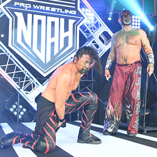 2人で退場した中邑真輔(左)とグレート・ムタ