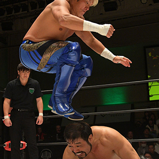 征矢学(下)を踏みつける拳王