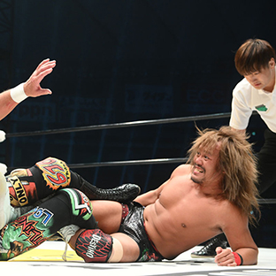 内藤哲也(右)に足四の字固めをきめる武藤敬司