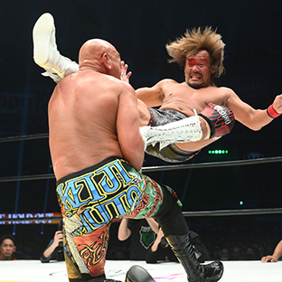 武藤敬司(左)にシャイニングウィザードをきめる内藤哲也