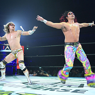 平田一喜(左)と踊る高橋ヒロム