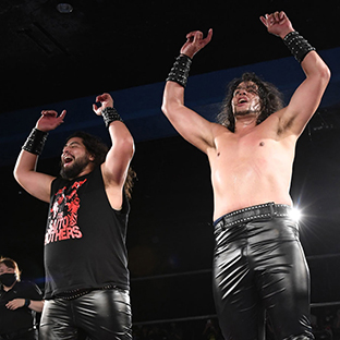 吠える斉藤レイ(左)と斉藤ジュン