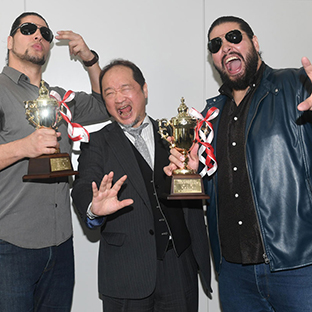 最優秀タッグ賞を受賞した毘沙門(後藤洋央紀、YOSHI-HASHI)と平鍋幸治社長