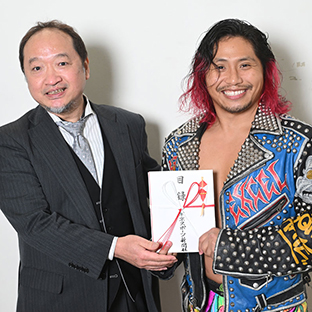 (左から)平鍋幸治社長、高橋ヒロム