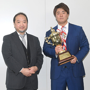 (左から)平鍋幸治社長、青柳優馬