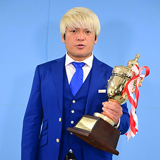 敢闘賞を受賞した拳王