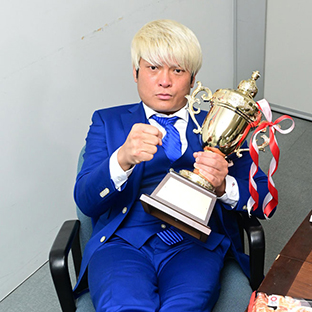 敢闘賞を受賞した拳王