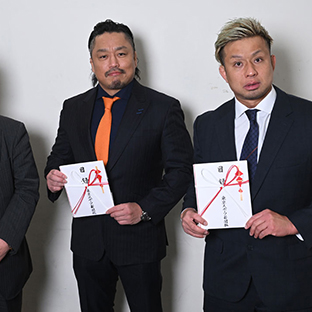 最優秀タッグ賞を受賞した毘沙門(後藤洋央紀、YOSHI-HASHI)と平鍋幸治社長