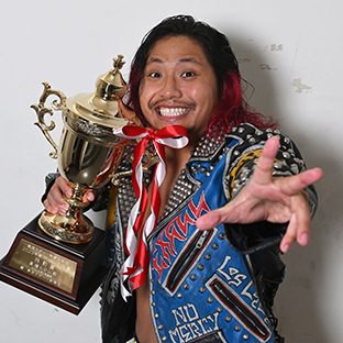 殊勲賞を受賞した高橋ヒロム