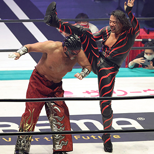 キックを浴びせる中邑真輔(右)