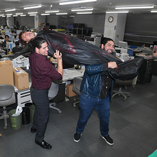 青柳優馬をマーダーバッグで運ぶ斉藤ブラザーズ(左から、斉藤ジュン、斉藤レイ)