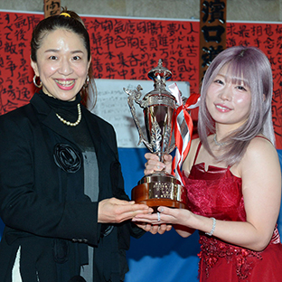 浜口京子(左)からトロフィーを受け取る中野たむ