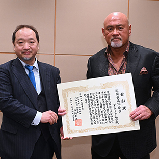武藤敬司(右)と平鍋幸治社長