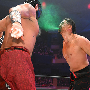 グレート・ムタ(左)に毒霧をはなつ中邑真輔