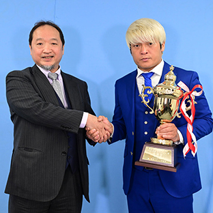 平鍋幸治社長と握手する拳王(右)