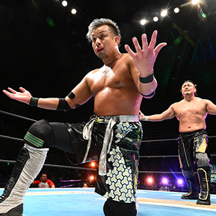 ざんまいポーズを決めるYOSHI-HASHI(左)と後藤洋央紀