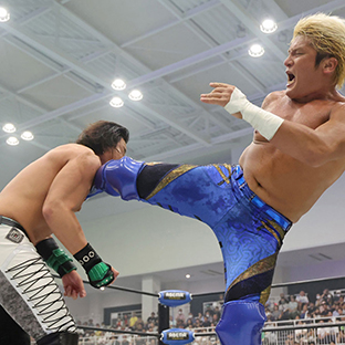 ジェイク・リー(左)にキックを浴びせる拳王