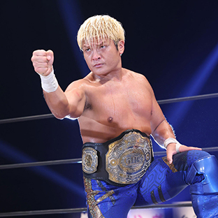 ジェイク・リーとの試合に勝利し、GHCヘビー級王座を手にした拳王