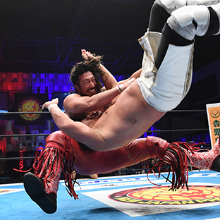 後藤洋央紀(右)を叩きつける辻陽太