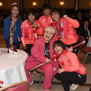 (後列左から)ブル中野、櫻井つぐみ、清岡幸大郎、鏡優翔、(前列左から)ダンプ松本、藤波朱理