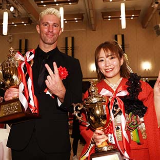 (左から)ザック・セイバーJr.、Sareee