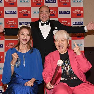 (左から)ブル中野、西村誠司社長、ダンプ松本