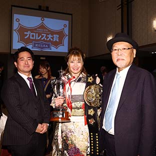 (左から)岡田太郎社長、岩谷麻優、ロッシー小川氏