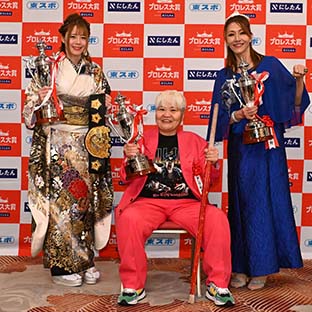 (左から)岩谷麻優、ダンプ松本、ブル中野