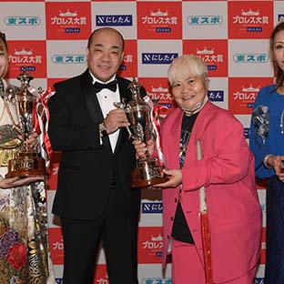 (左から)岩谷麻優、西村誠司社長、ダンプ松本、ブル中野