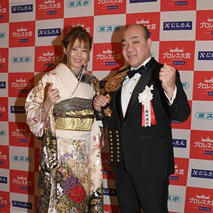 (左から)岩谷麻優、西村誠司社長